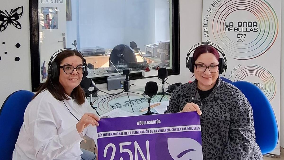 La Concejala de Igualdad Silvia Valera junto con la Agente de Igualdad Jose Quesada presentado la programación en la radio de Bullas