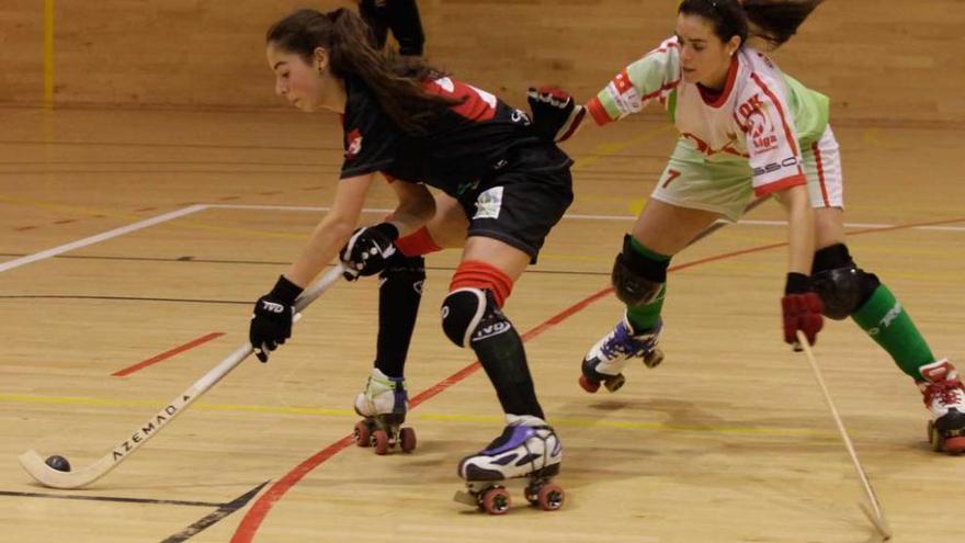 Marta González conduce la bola en el partido ante el Sferic.