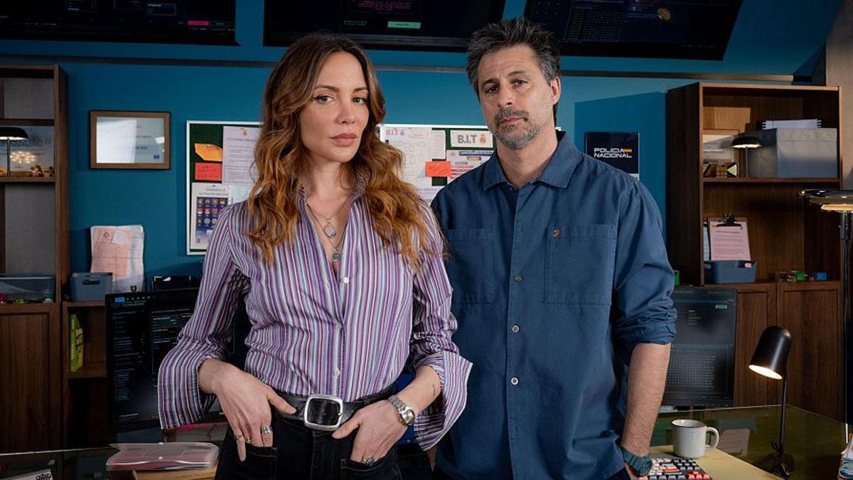 María Hervás y Hugo Silva en 'Rojo sobre blanco'