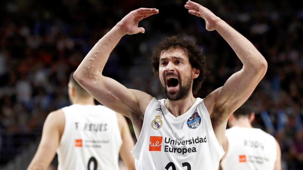 Sergio Llull se lamenta durante un encuentro con el Madrid