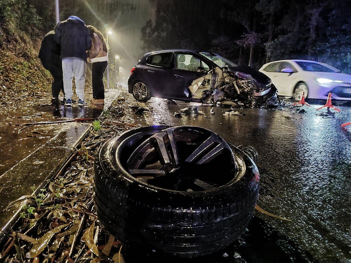 El estado en el que quedó el Peugeot, que iba en dirección Cangas y que tras la colisión quedó orientado hacia Bueu.