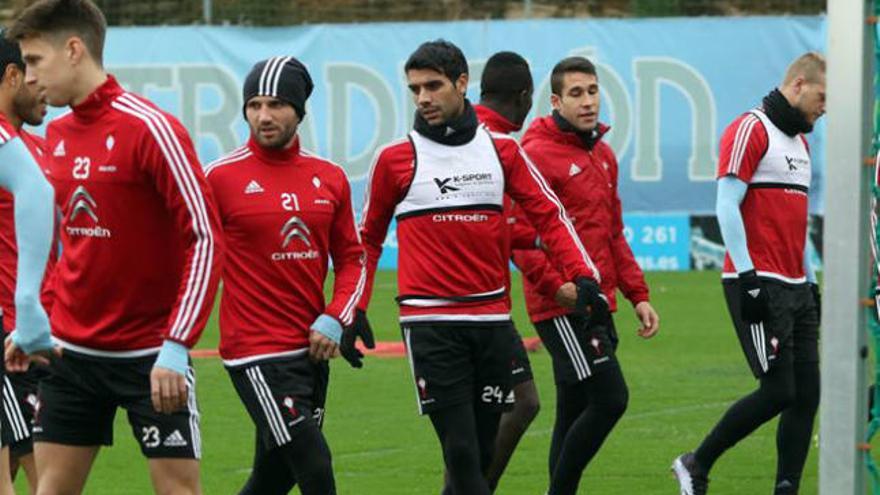 Augusto Fernández, quinto por la izquierda, durante el entrenamiento que el Celta celebró ayer en A Madroa. // Ricardo Grobas