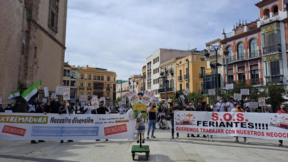 El sector de la feria sale a la calle para exigir que se le deje trabajar