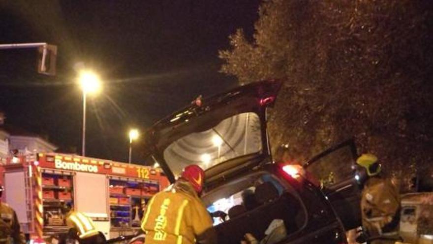 Una mujer herida tras chocar un coche contra un muro en Torrevieja