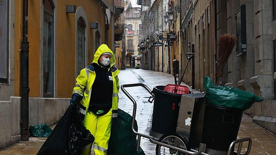 Un empleado de limpieza, en la calleja de los Cuernos. 