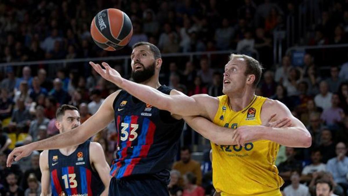 Mirotic y Sikma pugnan por un balón durante el encuentro.