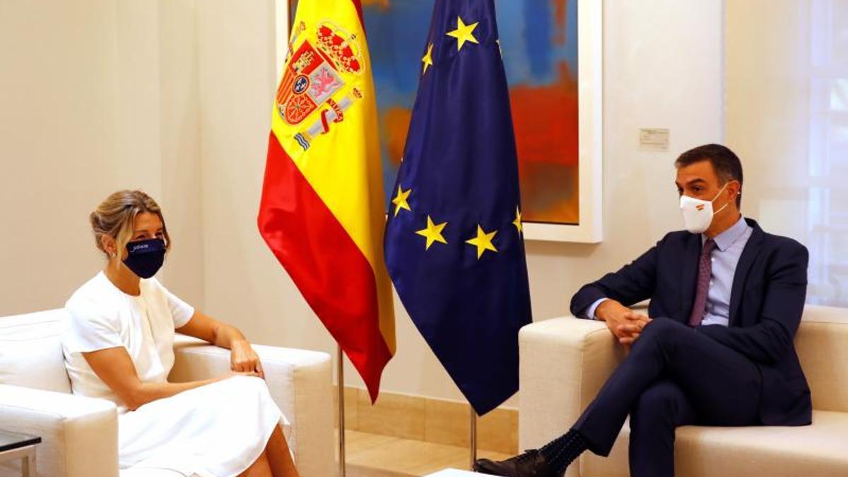 El presidente del Gobierno, Pedro Sánchez, y la vicepresidenta segunda y titular de Trabajo y Economía Social, Yolanda Díaz, en la reunión que mantuvieron en la Moncloa este 7 de octubre de 2021 minutos antes del Consejo de Ministros que aprobó el proyecto de ley de Presupuestos Generales del Estado para 2022, pactado por PSOE y Unidas Podemos.