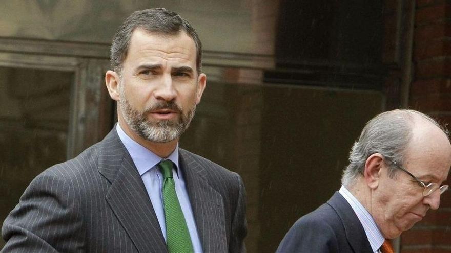 El entonces Príncipe Felipe y Rafael Spottorno, en marzo de 2013, en la puerta de la Clínica de La Milagrosa de Madrid, tras visitar a Juan Carlos I, operado de una hernia discal.