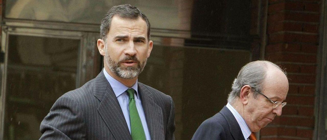 El entonces Príncipe Felipe y Rafael Spottorno, en marzo de 2013, en la puerta de la Clínica de La Milagrosa de Madrid, tras visitar a Juan Carlos I, operado de una hernia discal.