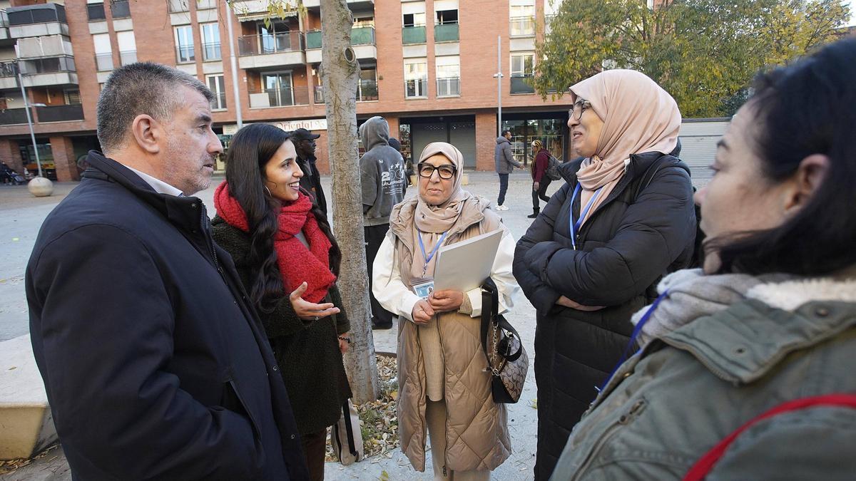 L'alcalde, Jordi Viñas, amb impulsors del projecte.