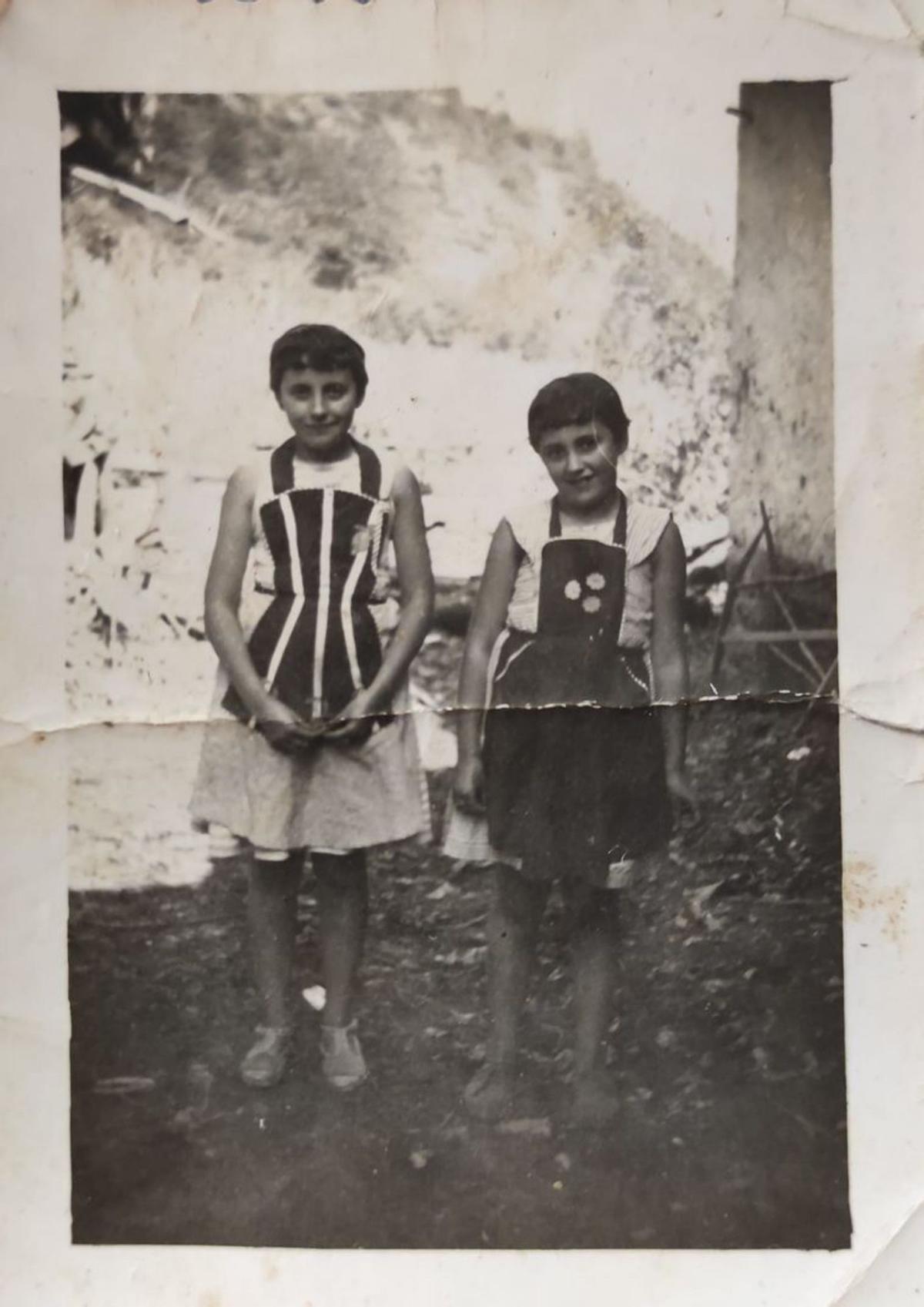 Mari Luz Martínez y su marido, Paco García, con sus hijas Ana e Isabel, en su quesería La Borbolla, en Grado. | Fernando Delgado