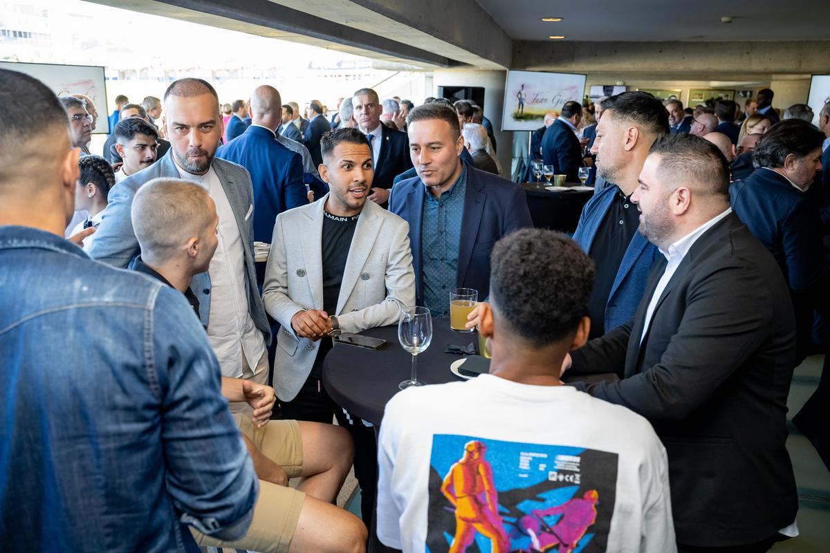 Viera, ayer, en el almuerzo de Navidad con Naranjo, Turu Flores, Deivid, Kirian Rodríguez, Vitolo, Marvin y Suso.