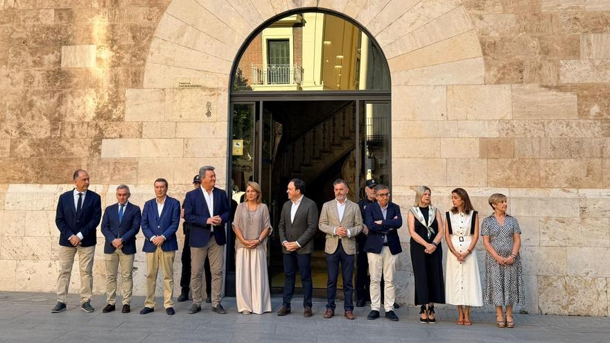 Minuto de silencio a las puertas del Palau de la Generalitat por el accidente del metro