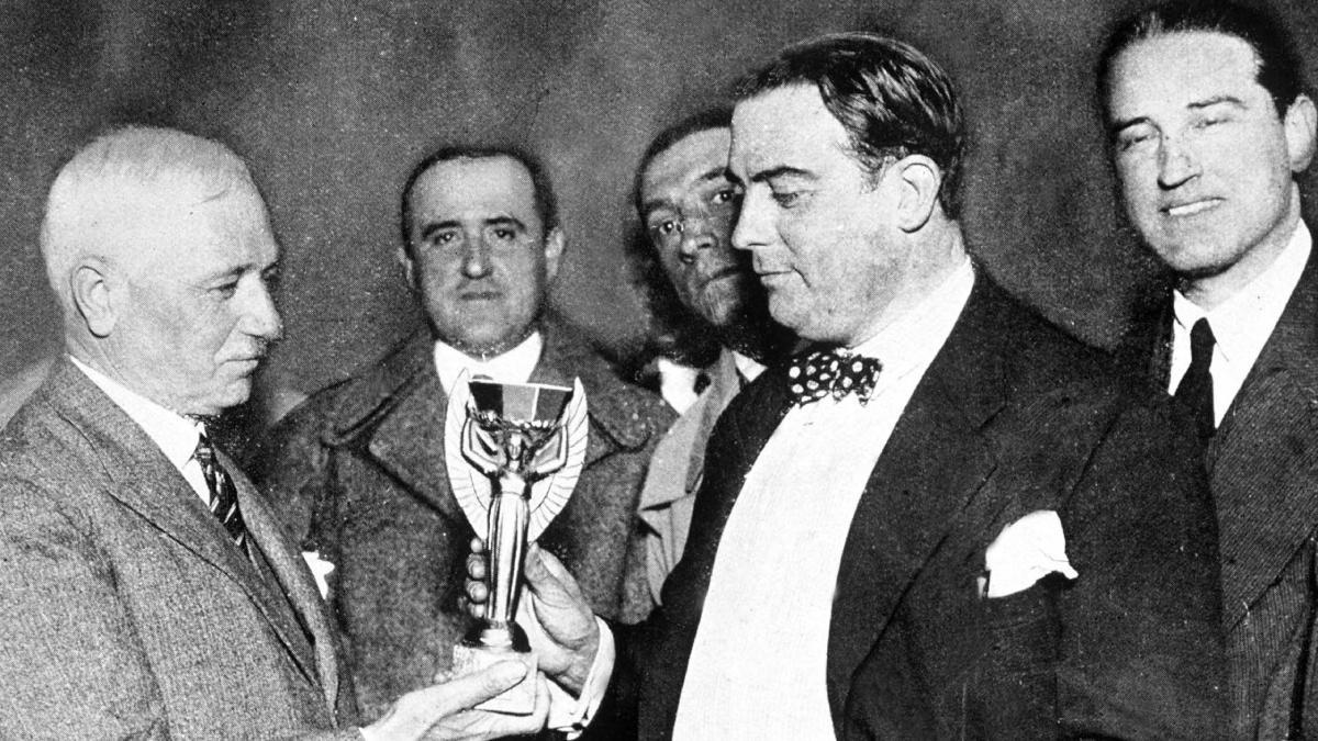 Jules Rimet, presidente de la FIFA, a la izquierda, con el trofeo que llevó su nombre