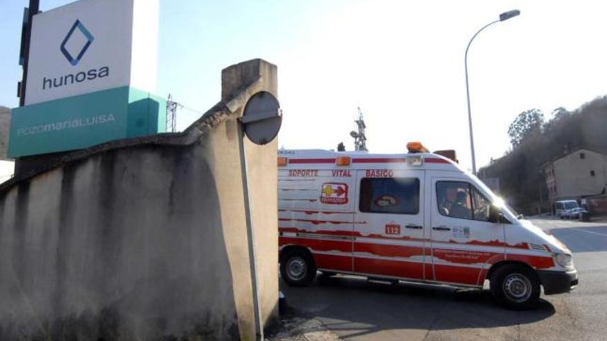 La ambulancia que se llamó por la emergencia abandona el pozo María Luisa.