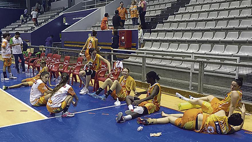 Las jugadoras del Zamarat, tras el partido en San Sebastián.