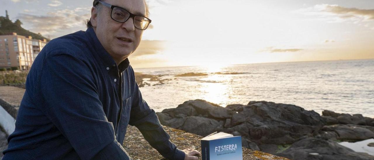 Del Caño, estes días, en Baiona, co seu libro fronte o mar.