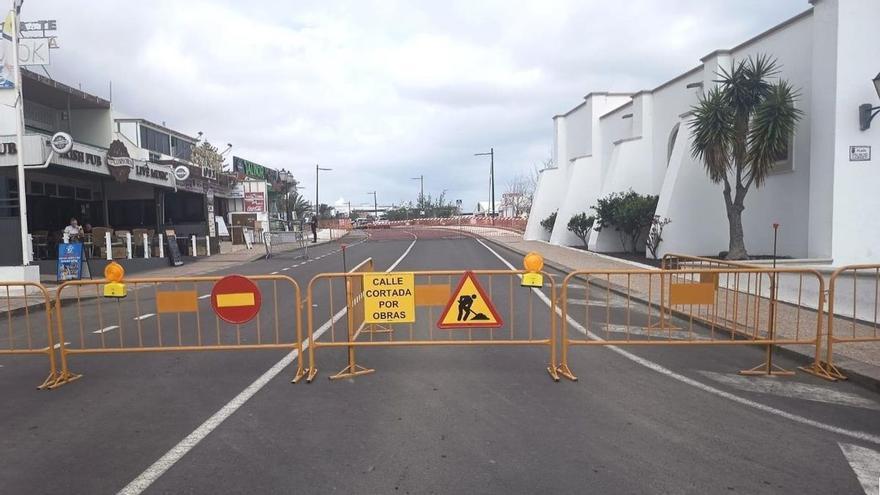 Yaiza cierra un tramo de la Avenida de Papagayo en Playa Blanca por obras de mejora