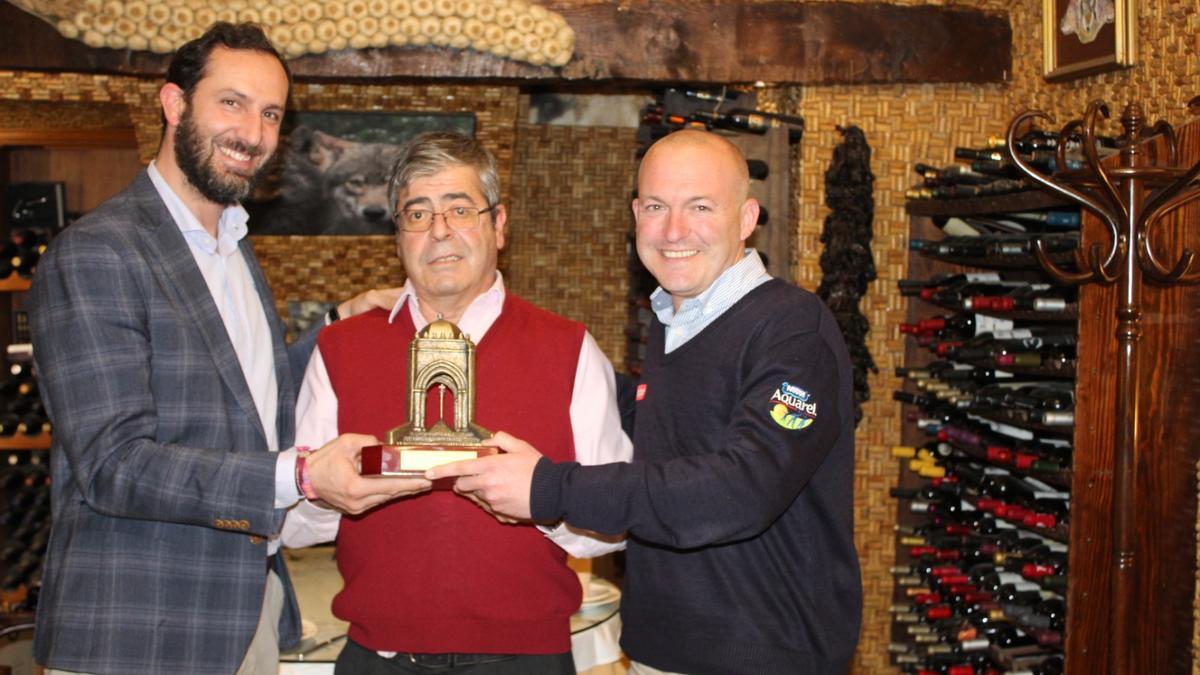 Jorge Fernández, de Mesón Los Lobos, recibe el reconocimiento público de Cruzcampo por su fidelidad a la marca