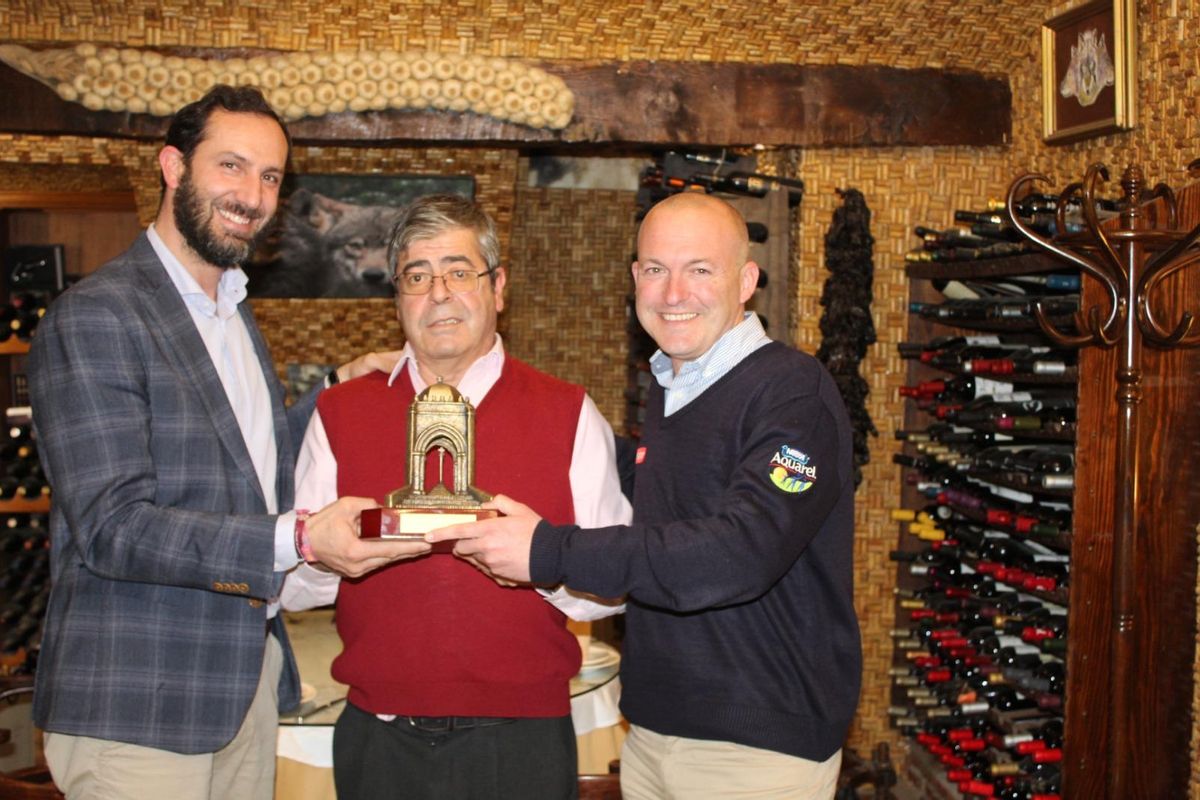 Jorge Fernández, de Mesón Los Lobos, recibe el reconocimiento público de Cruzcampo por su fidelidad a la marca
