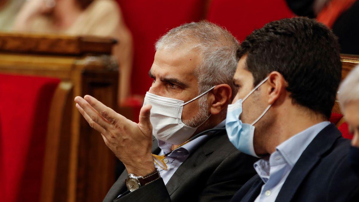 El presidente del grupo parlamentario de Ciutadans, Carlos Carrizosa, junto al diputado de su formación Nacho Martín Blanco, en el Parlament