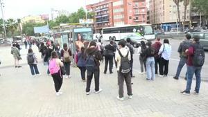 Usuarios afectados por las incidencias de Rodalies cogen autobuses en la estación de Fabra i Puig
