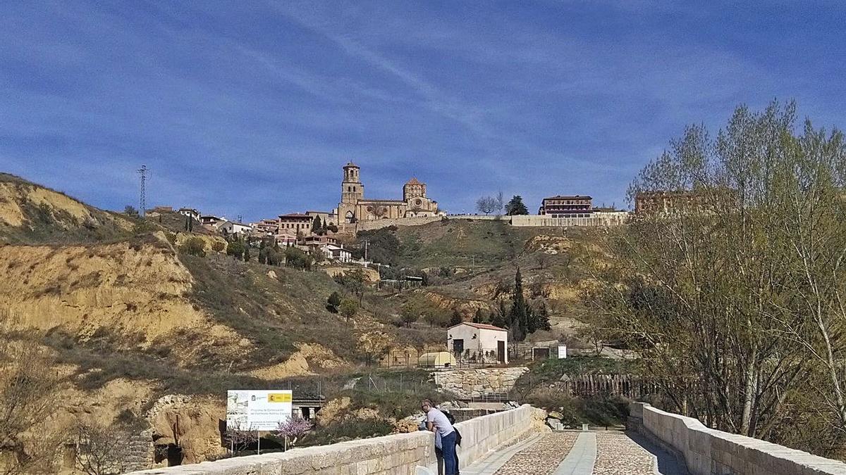 Vecinos pasean por el puente situado junto a las barranqueras en las que se recuperarán los senderos. | M. J. C.