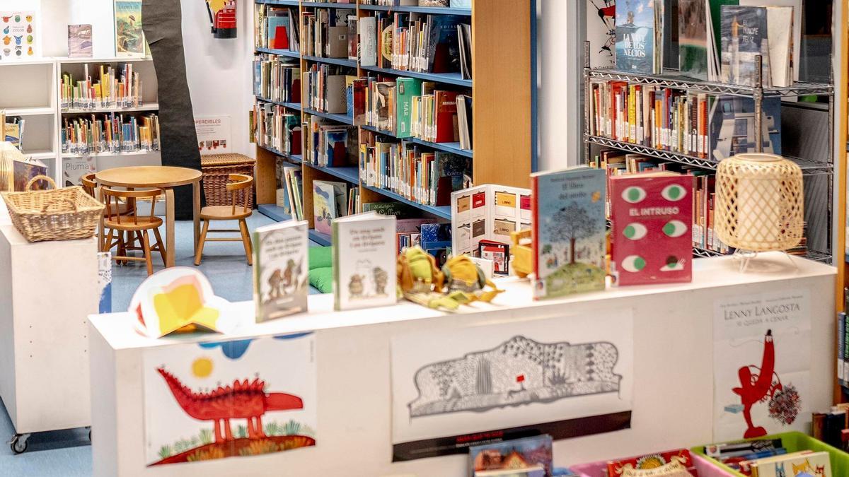 Libros en la biblioteca de la Associació de Mestres Rosa Sensat de Barcelona.
