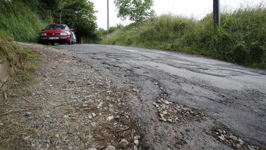 Un coche circula por el camino de Gaxín.