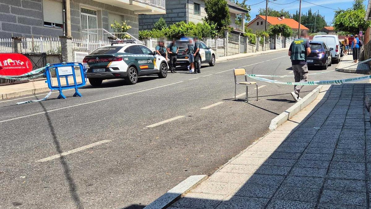 Agentes de la Guardia Civil inspeccionando el lugar del accidente, en Mugueimes, Muíños.