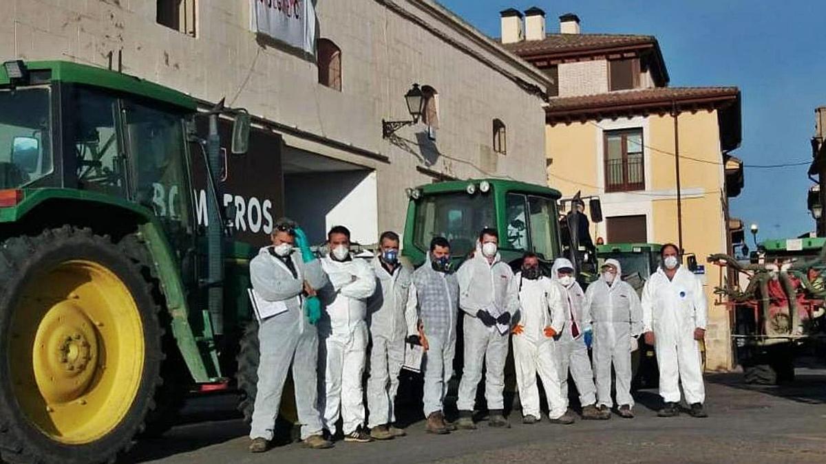 Varios labradores toresanos que participaron en la campaña de desinfección posan junto a sus tractores en la sede de los Bomberos. | Cedida