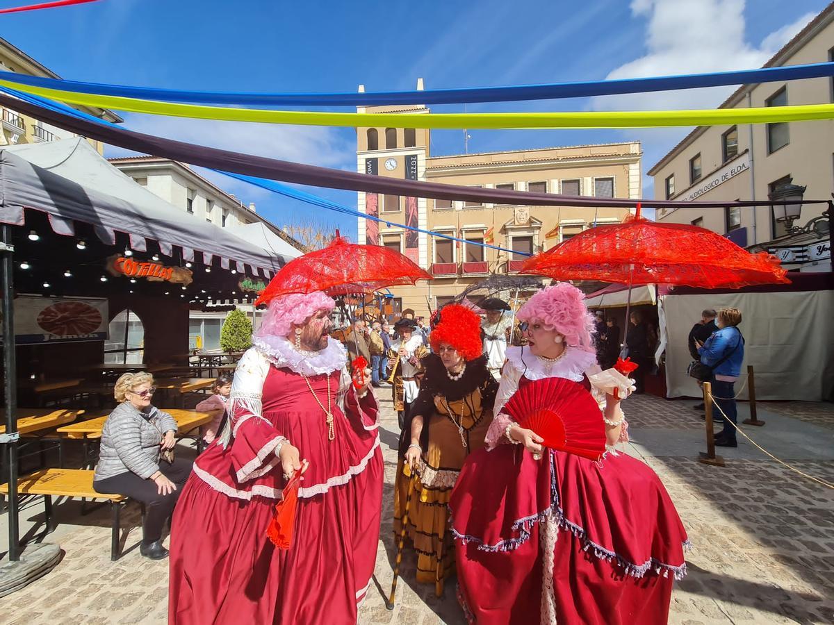 Participantes en el mercado barroco de Elda
