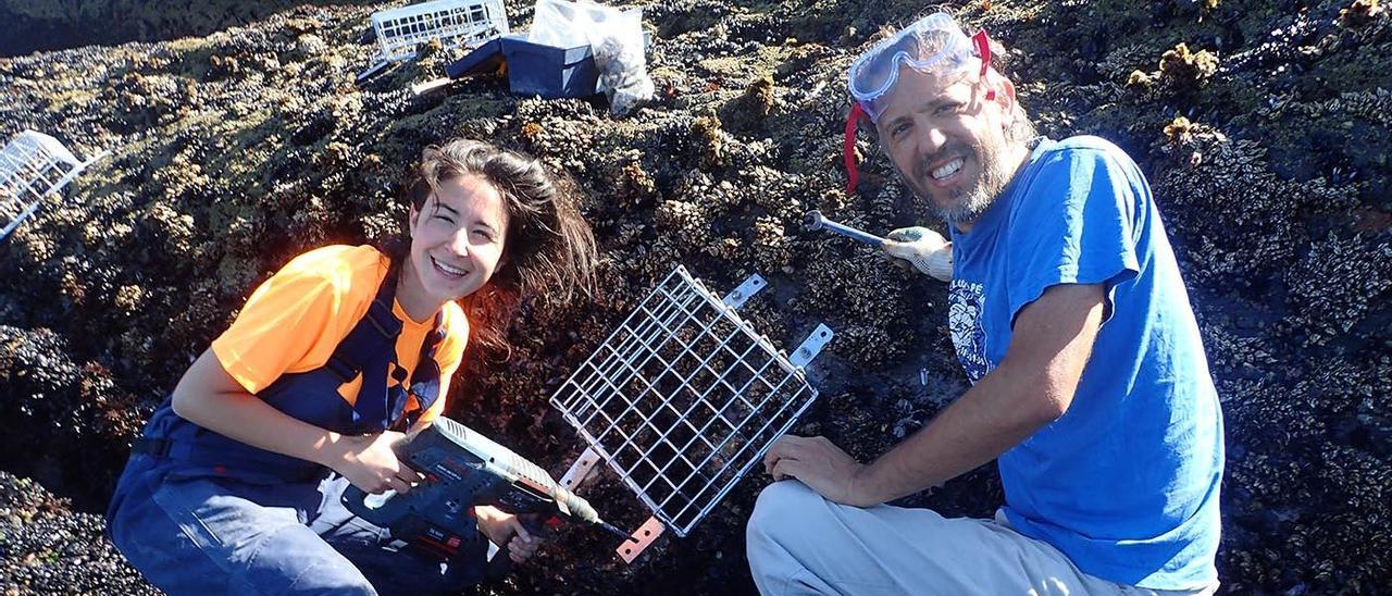 Alba Aguión y Gonzalo Macho, uno de los supervisores de su tesis, haciendo trabajo de campo.