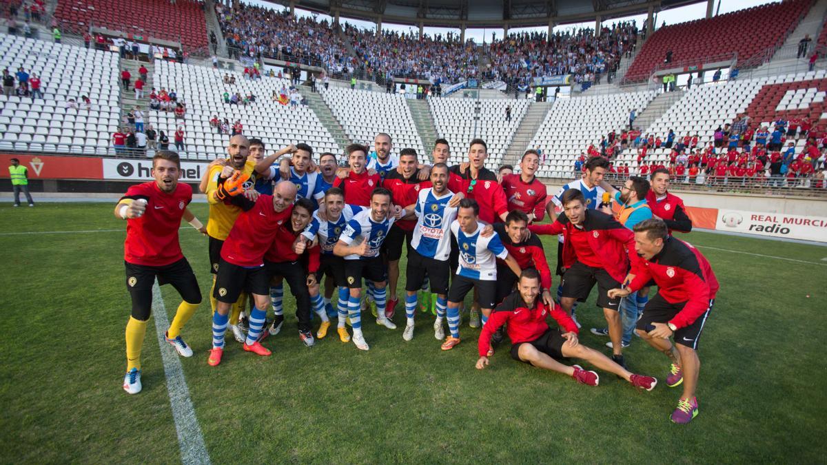 Los jugadores del Hércules celebran con la afición blanquiazul en la Nueva Condomina el pase a las semifinales del 'play-off' de ascenso a Segunda en 2015.