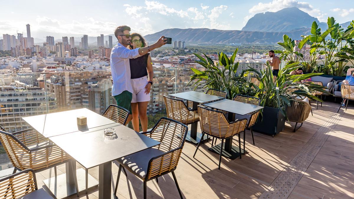 Dos jóvenes se hacen una foto en el hotel Primavera Park de Benidorm.