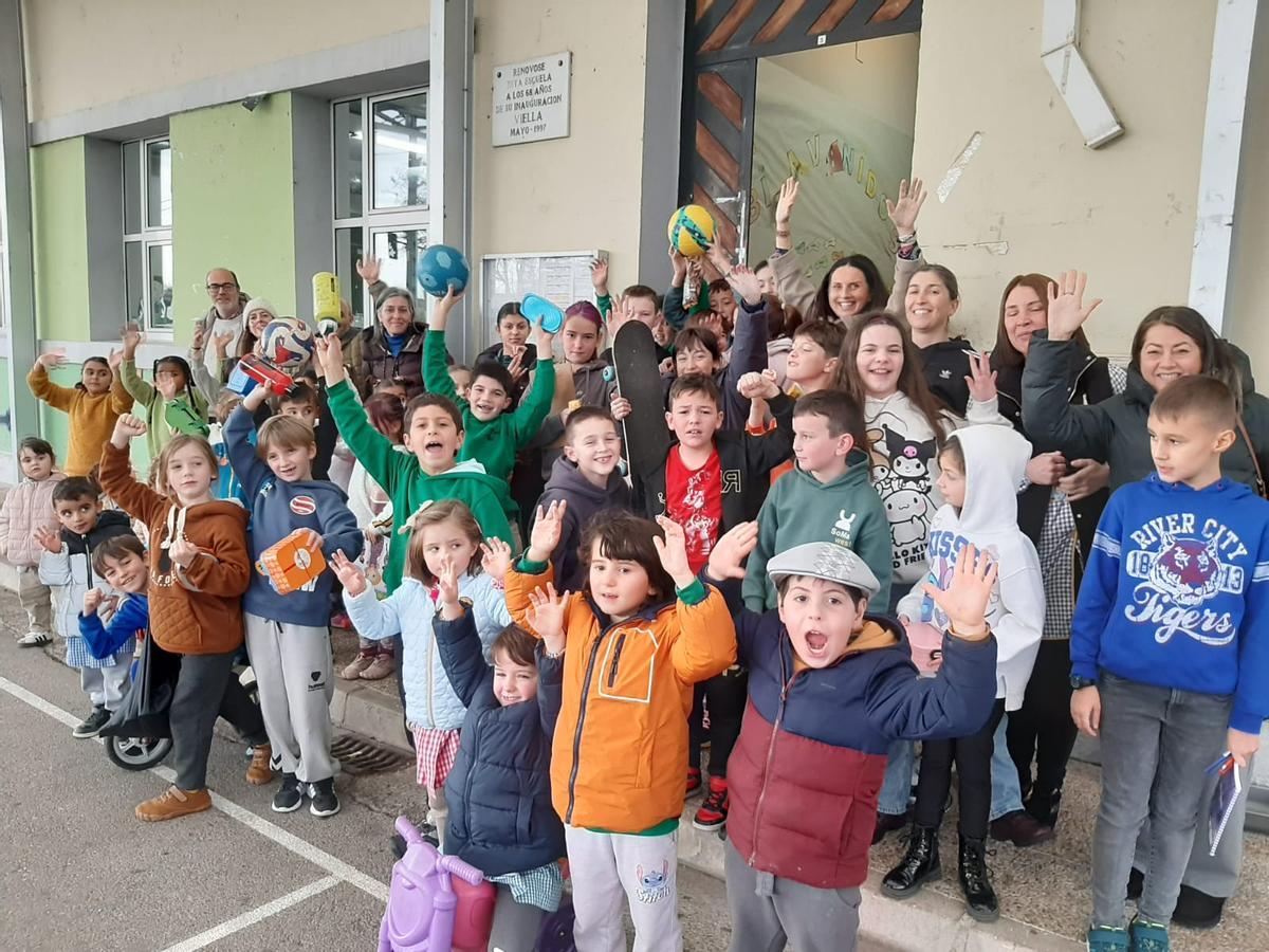 Niños y alumnos del colegio de Viella, ante el centro