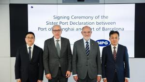 De izquierda a derecha, Xiao Hui, director general de la SMTC; José Alberto Carbonell, presidente del Port de Barcelona; Jaume Duch, conseller d’Unió Europea i Acció Exterior de la Generalitat; y Yang ZhiYong, vicepresidente de SIPG, tras la firma del acuerdo.