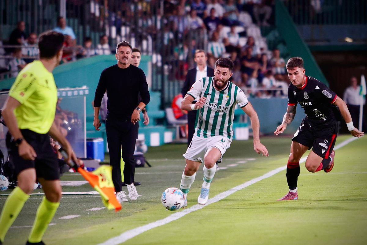 Iván Ania, al fondo a la izquierda, se lamenta tras una conducción de Jacobo.
