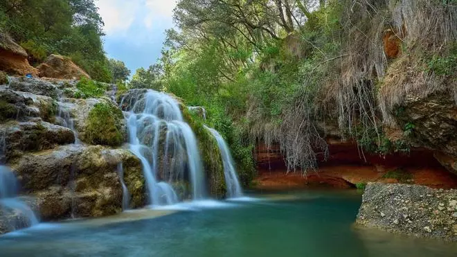 La ruta de senderismo entre cascadas y bosques que esconde uno de los rincones más bonitos de Alicante