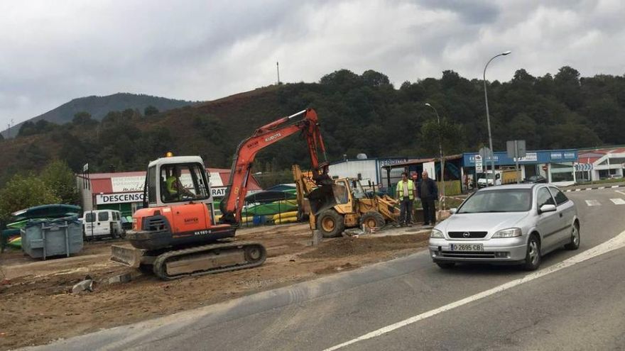 Operarios trabajando ayer en la obra del aparcamiento del polígono de Santa Rita.