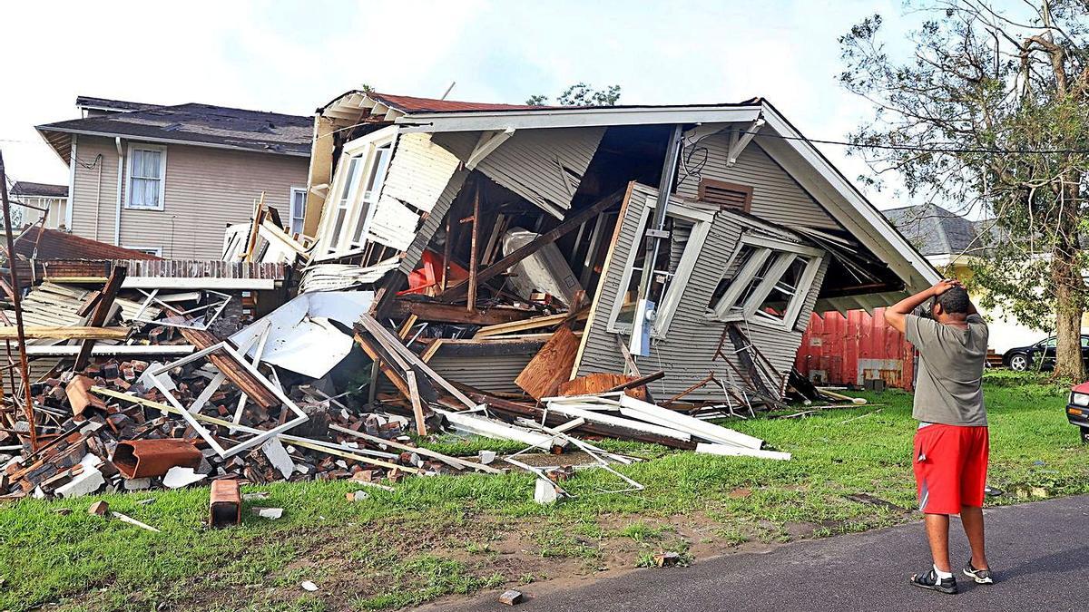 Dartanian Stovall mira la casa esfondrada amb ell dins durant l’huracà Ida a Nova Orleans | MICHAEL DEMOCKER/REUTERS