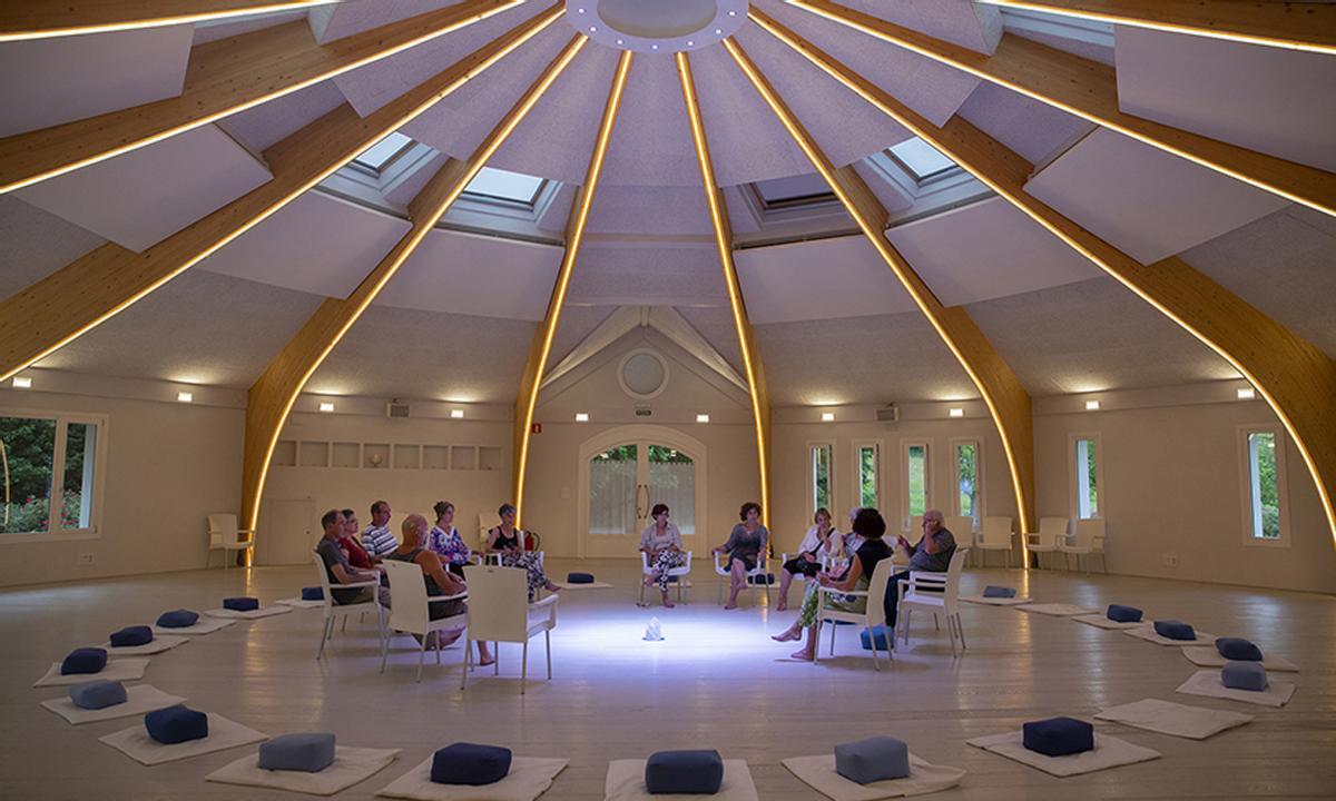 Cúpula de meditación en Amalurra, imàgen del libro 'Together'