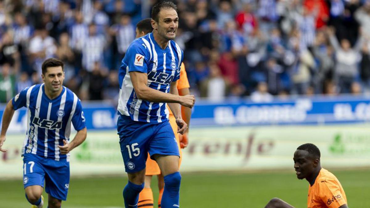 Kike García celebra un gol del Alavés frente al Valencia