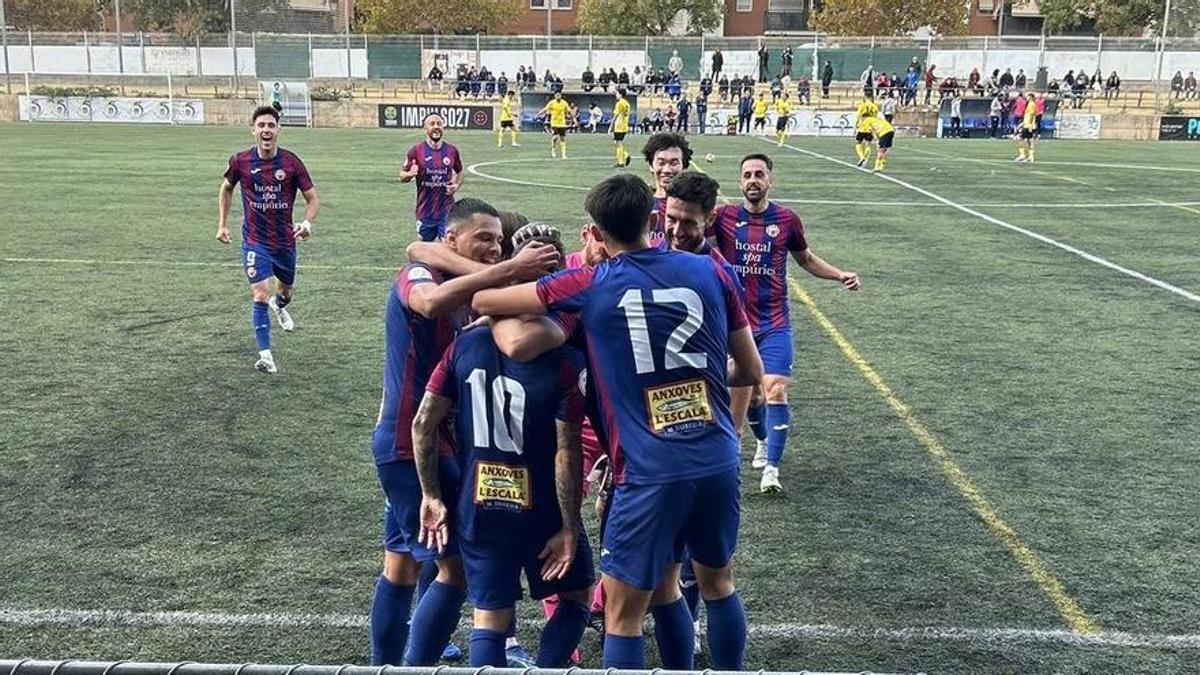 L'Escala celebrant el gol de Josu als Canyars. FC L'ESCALA