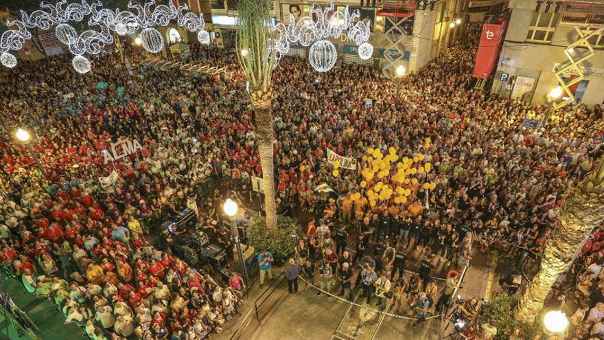 La Plaça de Baix, con miles de personas congregadas para ver el pregón