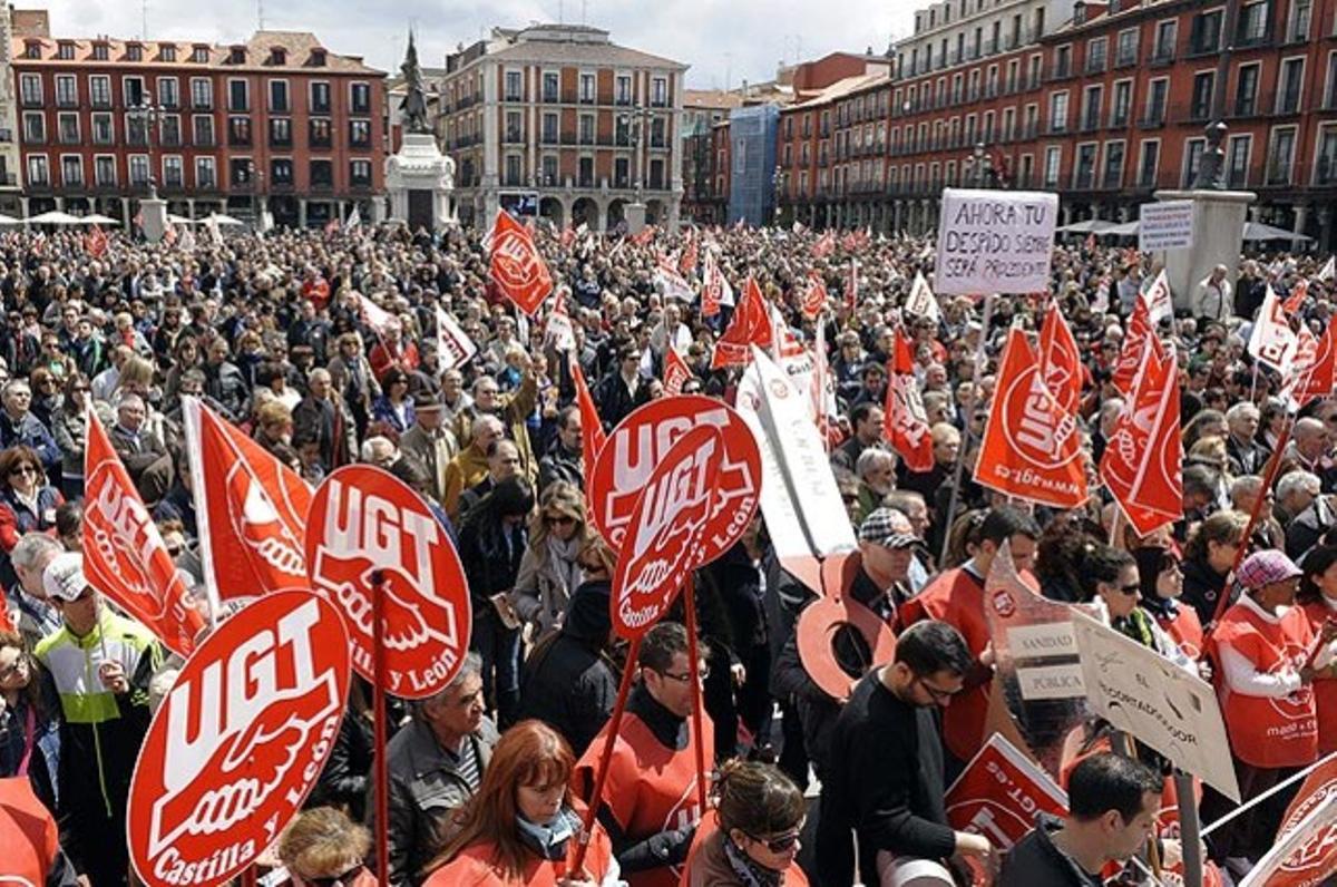 Aspecte que presentava la plaça Mayor de Valladolid al finalitzar la manifestació del Primer de Maig on s’han congregat diversos milers de persones.