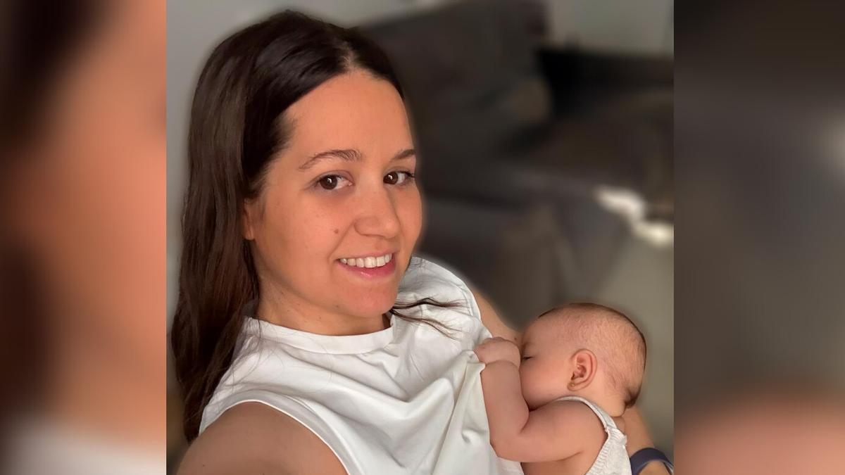 Alba, con su hija.