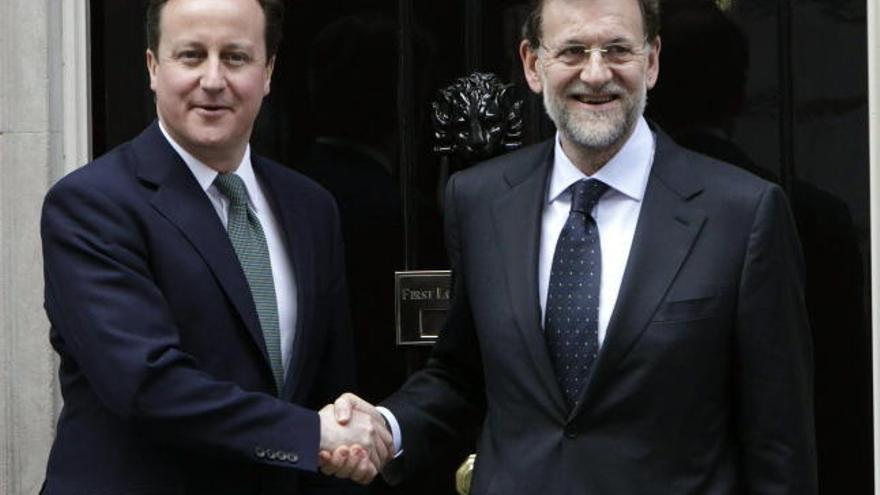 David Cameron y  Mariano Rajoy se saludan a las puertas de Downing Street.