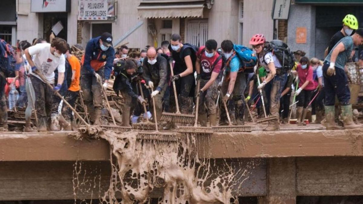 Miles de voluntarios han ayudado en las labores de limpieza.