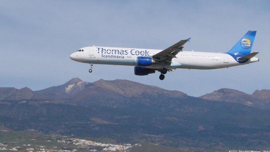 Un avión de Thomas Cook, en la maniobra de aterrizaje en el aeropuerto Tenerife Sur.